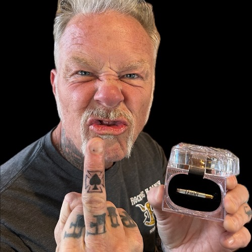 James Hetfield faz tatuagem com cinzas de Lemmy Kilmister