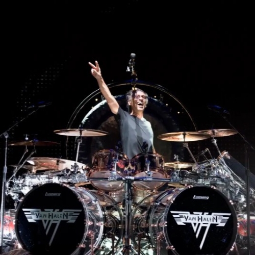 Alex Van Halen volta a mencionar álbum com Steve Lukather
