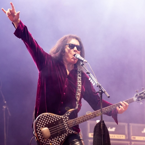 Gene Simmons toca duas músicas compostas por Ace Frehley pela 1ª vez